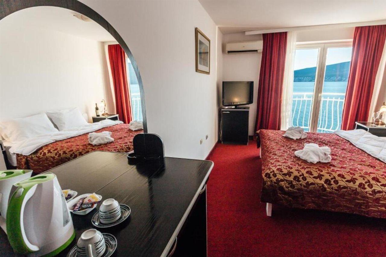 Hotel Azzurro Herceg Novi Bagian luar foto