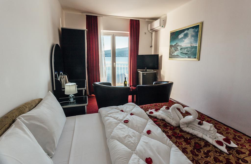Hotel Azzurro Herceg Novi Bagian luar foto