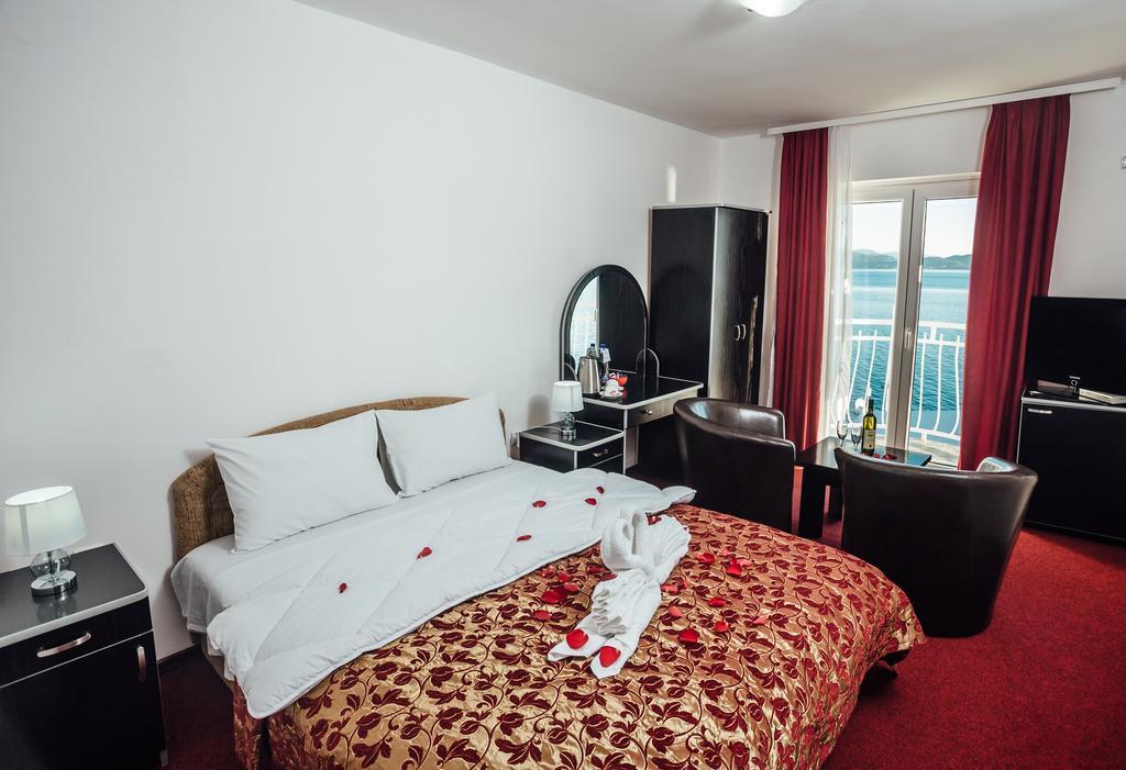 Hotel Azzurro Herceg Novi Bagian luar foto